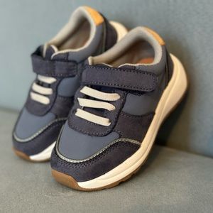 Toddler Running shoes size 7 velcro
